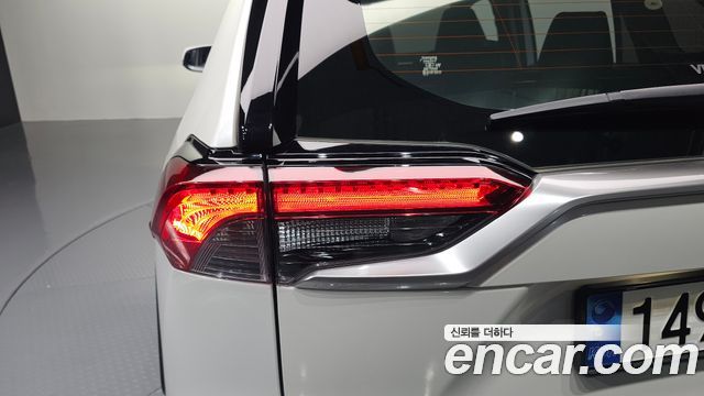 Toyota RAV4 2021 — photo 9