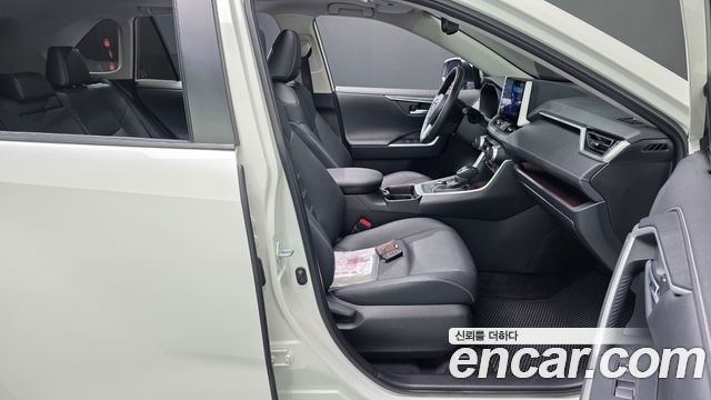 Toyota RAV4 2021 — photo 16