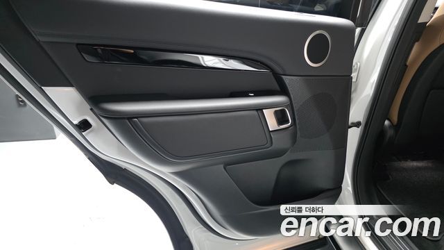 Land Rover Discovery 2022 — photo 15