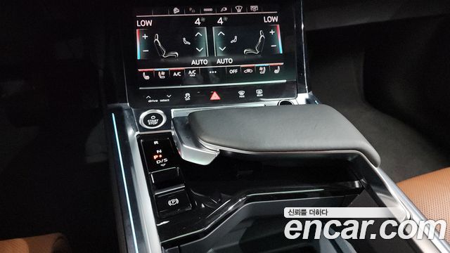 Audi e-tron 2023 — photo 12