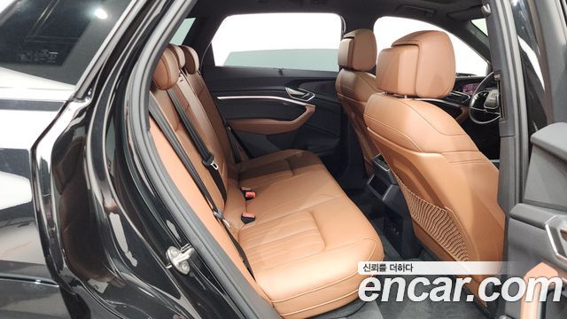Audi e-tron 2023 — photo 18