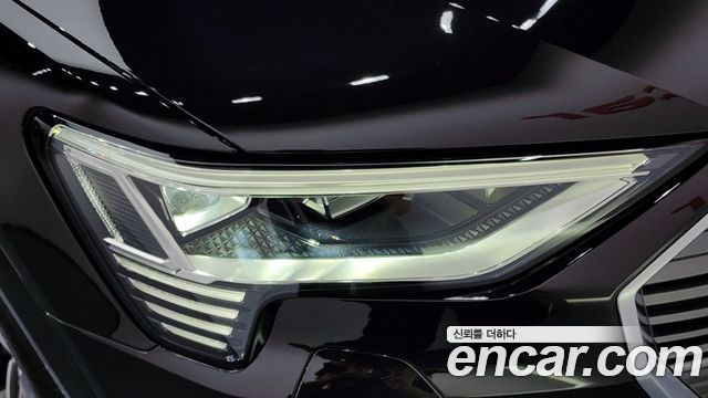 Audi e-tron 2023 — photo 8