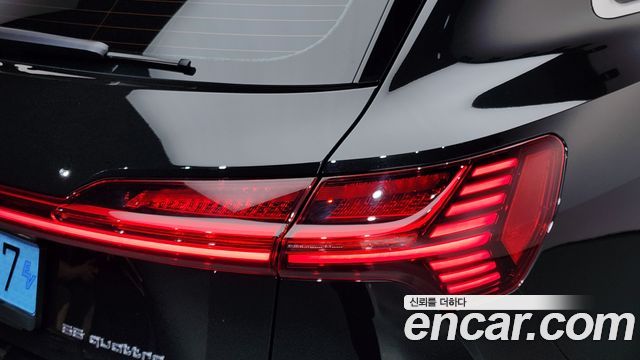 Audi e-tron 2023 — photo 9