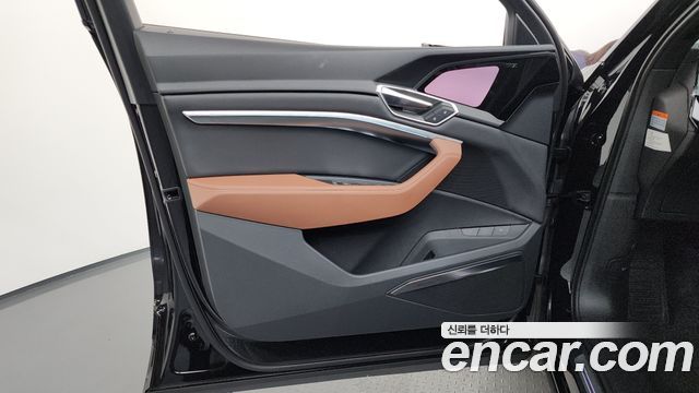 Audi e-tron 2023 — photo 14