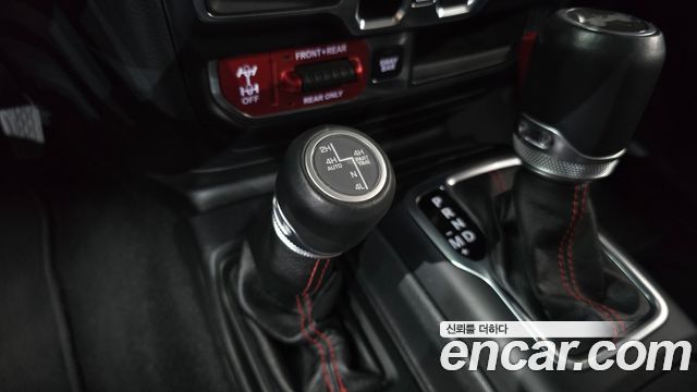 Jeep Wrangler 2020 — photo 24