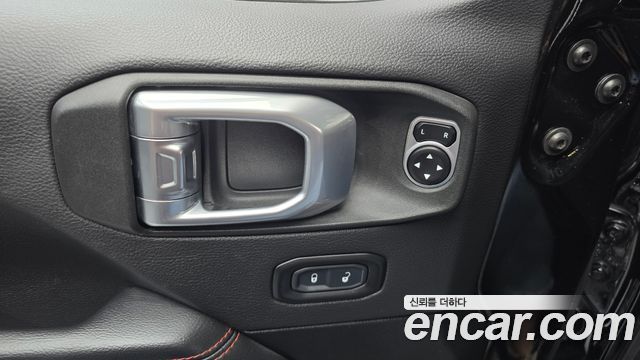Jeep Wrangler 2020 — photo 27