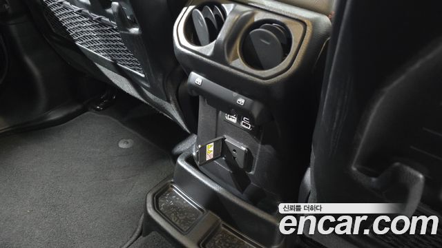 Jeep Wrangler 2020 — photo 30