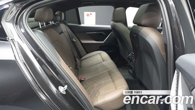 BMW 5-Series 2025 — photo 18
