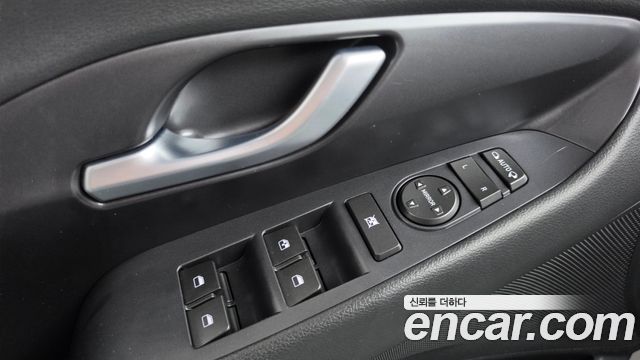 Hyundai i30 2017 — photo 32