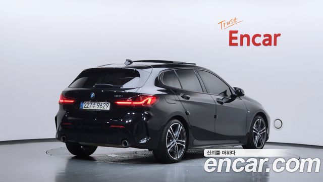 BMW 1-Series 2022 — photo 2