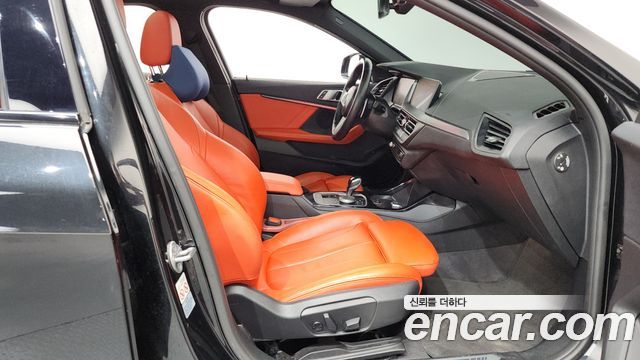 BMW 1-Series 2022 — photo 16