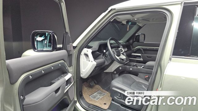 Land Rover Defender 2022 — photo 13
