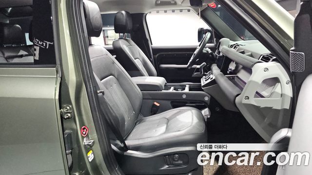 Land Rover Defender 2022 — photo 18