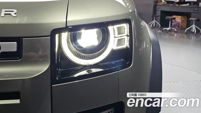 Land Rover Defender 2022 — photo 8