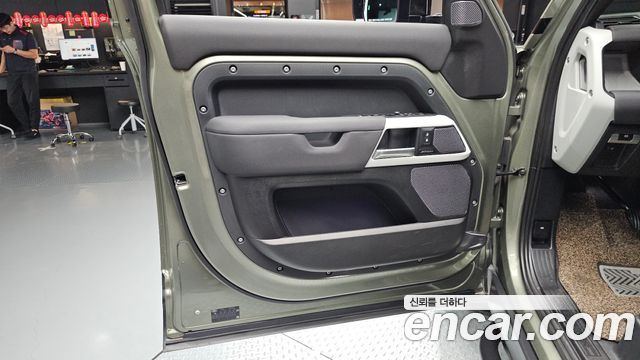 Land Rover Defender 2022 — photo 14