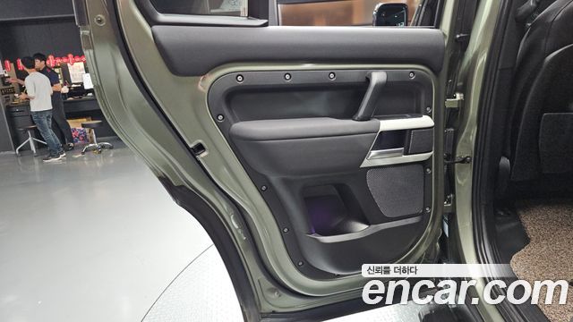 Land Rover Defender 2022 — photo 15