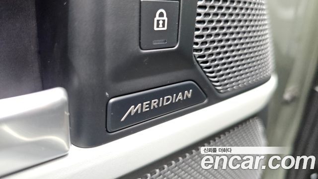 Land Rover Defender 2022 — photo 30