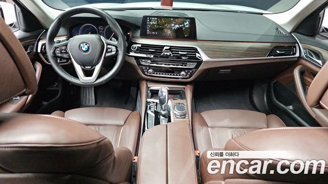 BMW 5-Series 2018 — photo 10