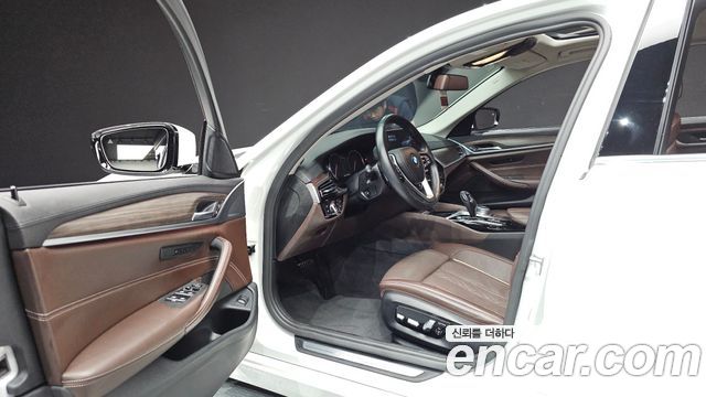 BMW 5-Series 2018 — photo 13