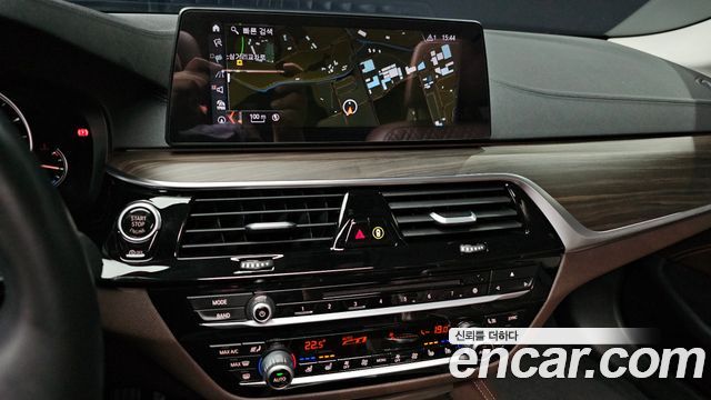 BMW 5-Series 2018 — photo 22