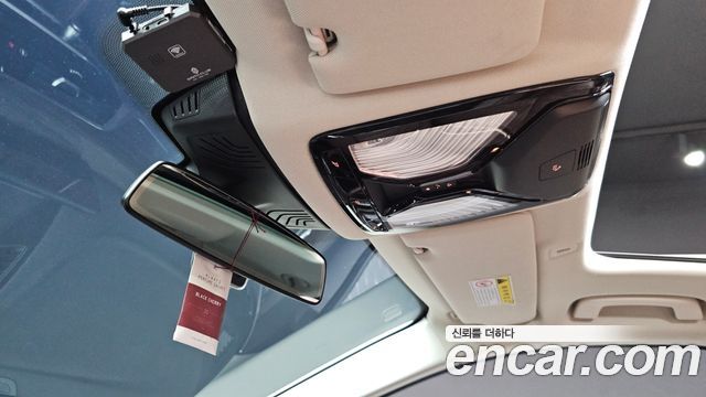 BMW 5-Series 2018 — photo 24