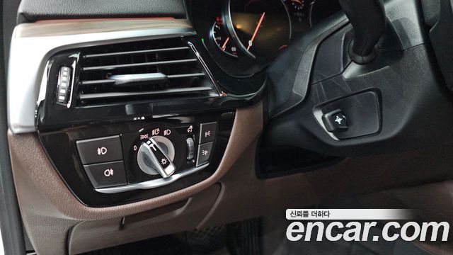 BMW 5-Series 2018 — photo 25