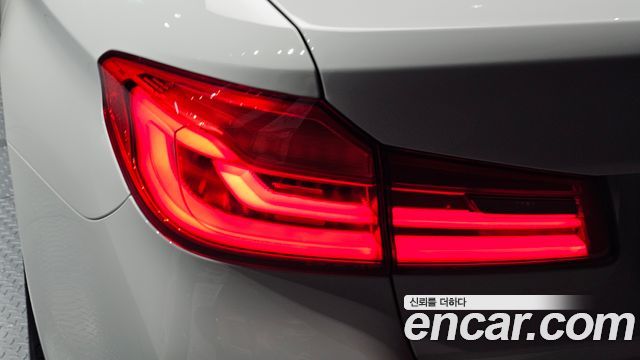 BMW 5-Series 2018 — photo 9