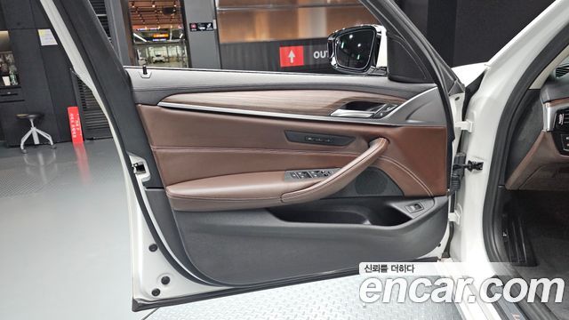 BMW 5-Series 2018 — photo 14