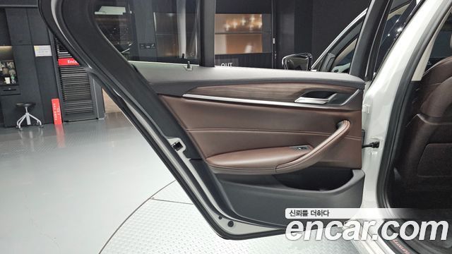 BMW 5-Series 2018 — photo 15