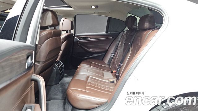 BMW 5-Series 2018 — photo 16
