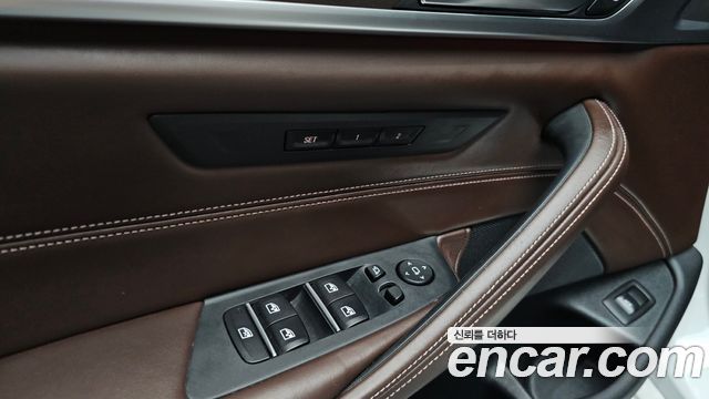 BMW 5-Series 2018 — photo 30
