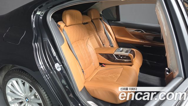 BMW 7-Series 2016 — photo 11