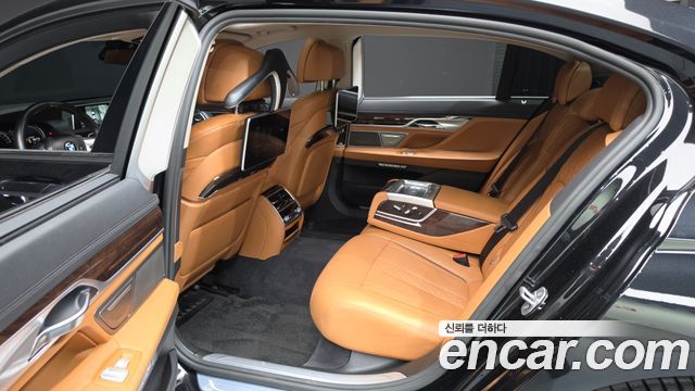 BMW 7-Series 2016 — photo 12
