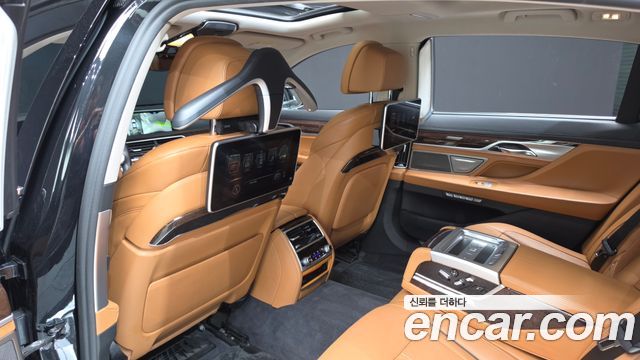 BMW 7-Series 2016 — photo 17
