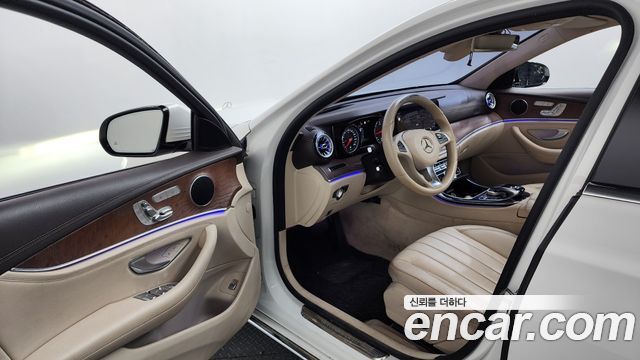 Mercedes-Benz E-Class 2017 — photo 10
