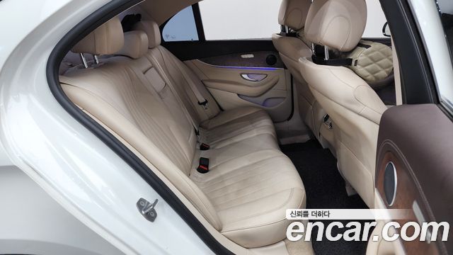 Mercedes-Benz E-Class 2017 — photo 12