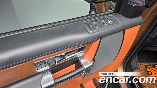 Land Rover Discovery 2016 — photo 31