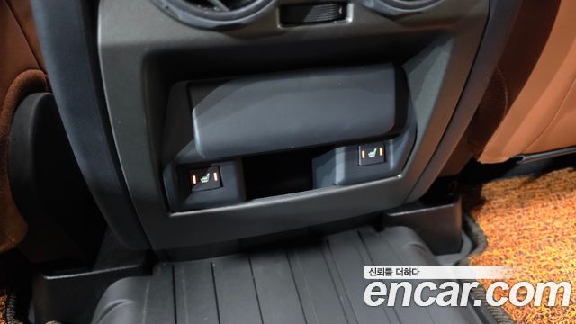 Land Rover Discovery 2016 — photo 32