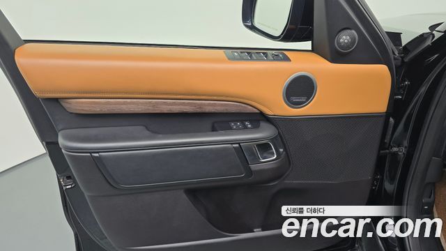 Land Rover Discovery 2019 — photo 14
