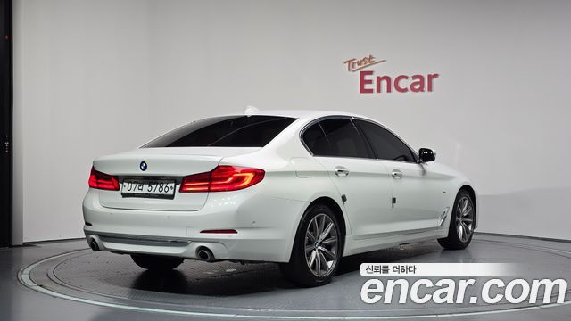 BMW 5-Series 2018 — photo 2