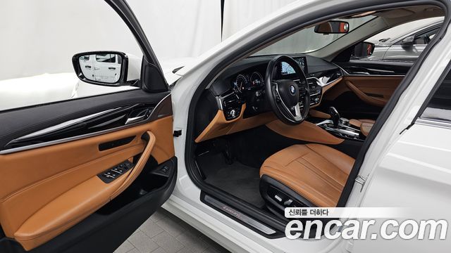 BMW 5-Series 2018 — photo 10