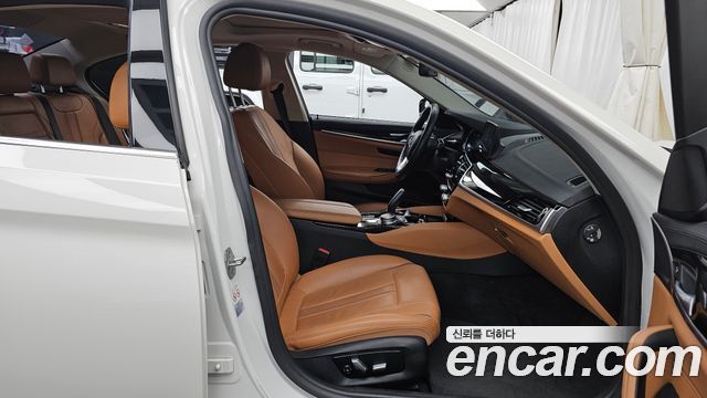 BMW 5-Series 2018 — photo 11