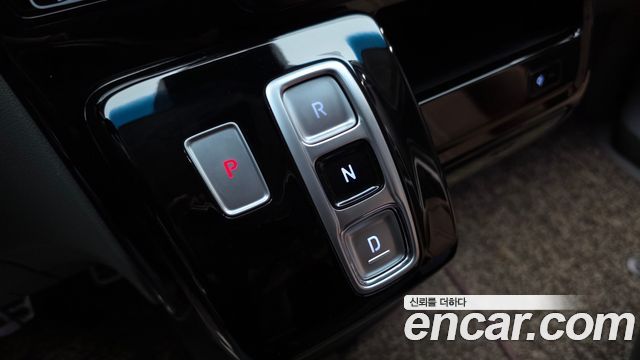 Hyundai Staria 2025 — photo 12