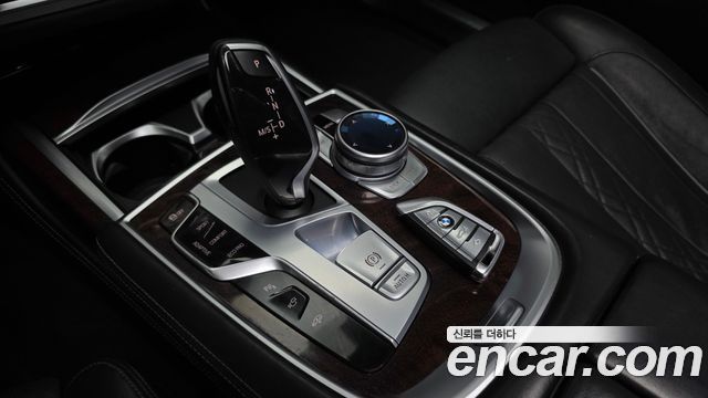 BMW 7-Series 2016 — photo 9
