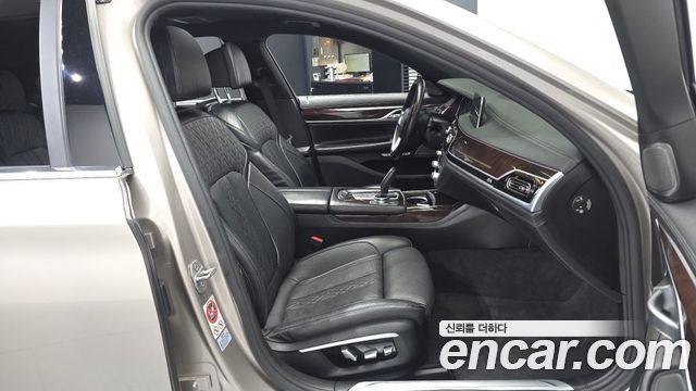 BMW 7-Series 2016 — photo 11