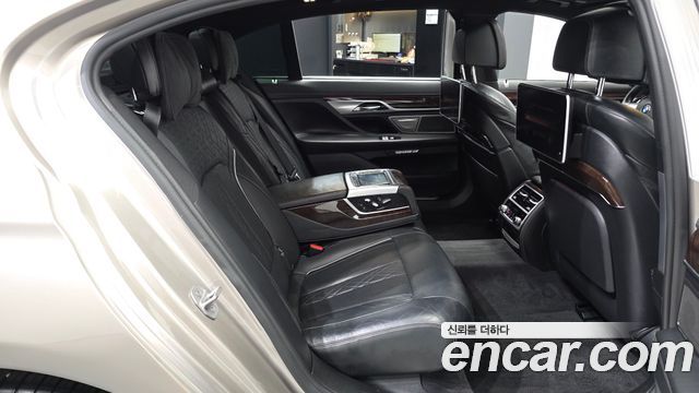 BMW 7-Series 2016 — photo 12