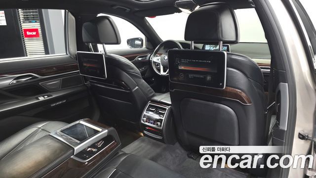 BMW 7-Series 2016 — photo 18