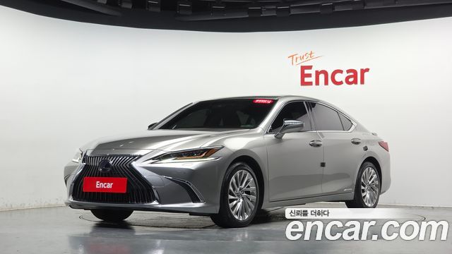 Lexus ES 2019 — photo 35