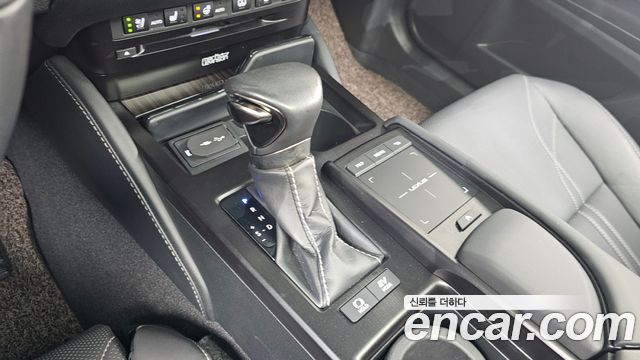 Lexus ES 2019 — photo 12