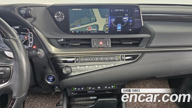 Lexus ES 2019 — photo 18